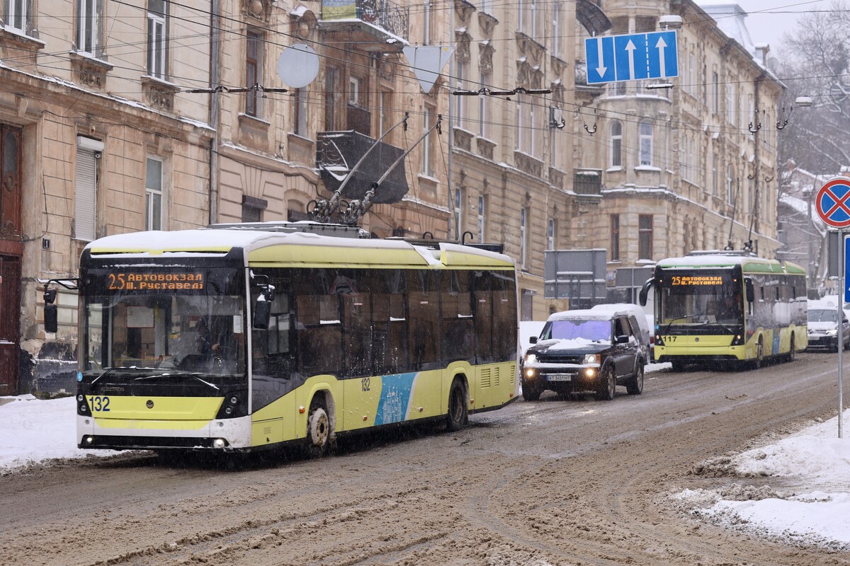 Тролейбуси №25 на засніженій дорозі