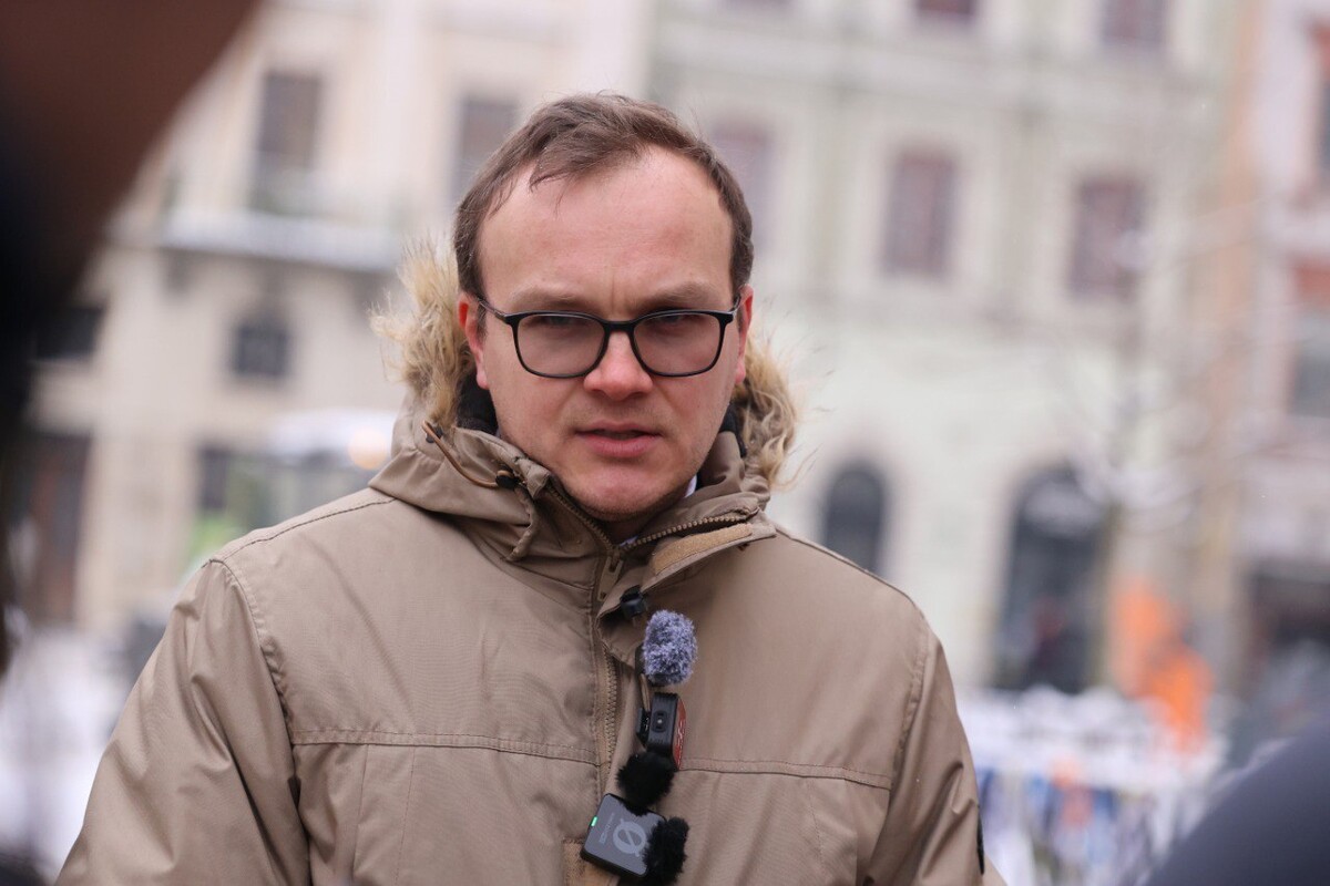 на площі Ринок перший заступник міського голови Львова Андрій Москаленко коментує журналістам ситуацію щодо роботи снігоприбиральної техніки