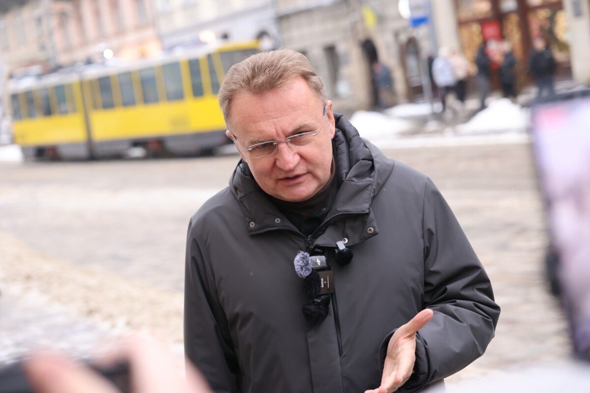 мер Львова дає коментар журналістам