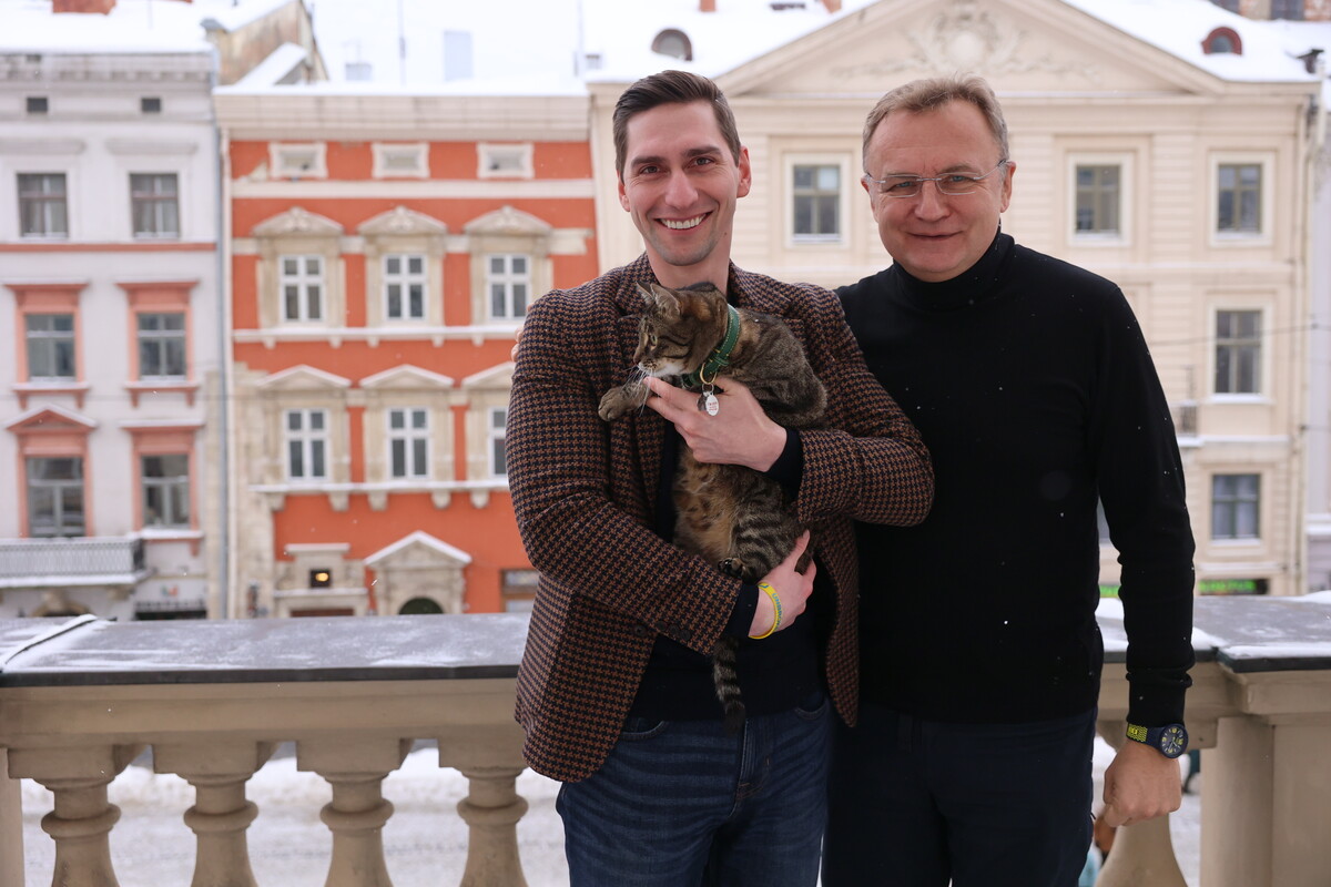 Станіслава Прибитько, заступник міністра цифрової трансформації України, тримає на руках кота Левчика. Поруч з ним - міський голова Львова Андрій Садовий.