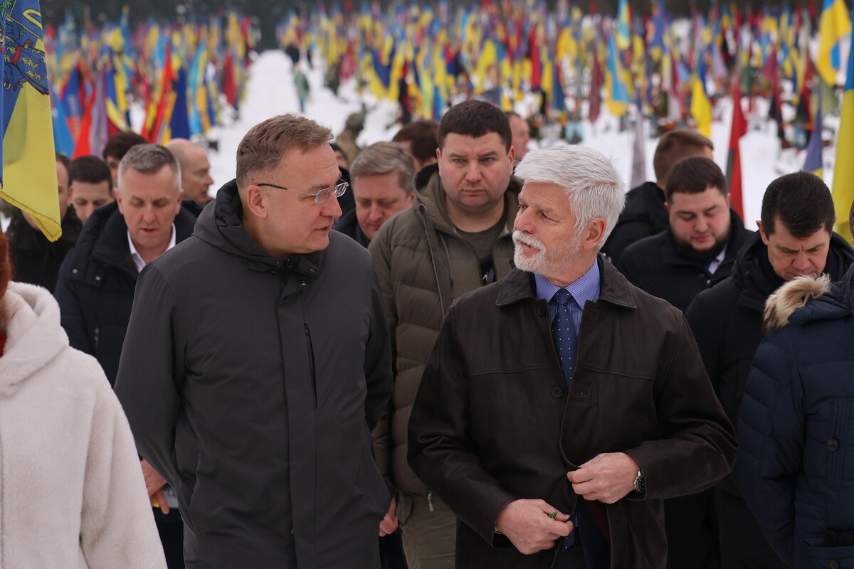 Президент Чехії Петр Павел, міський голова Львова Андрій Садовий та інші учасники делегації на Личаківському цвинтарі