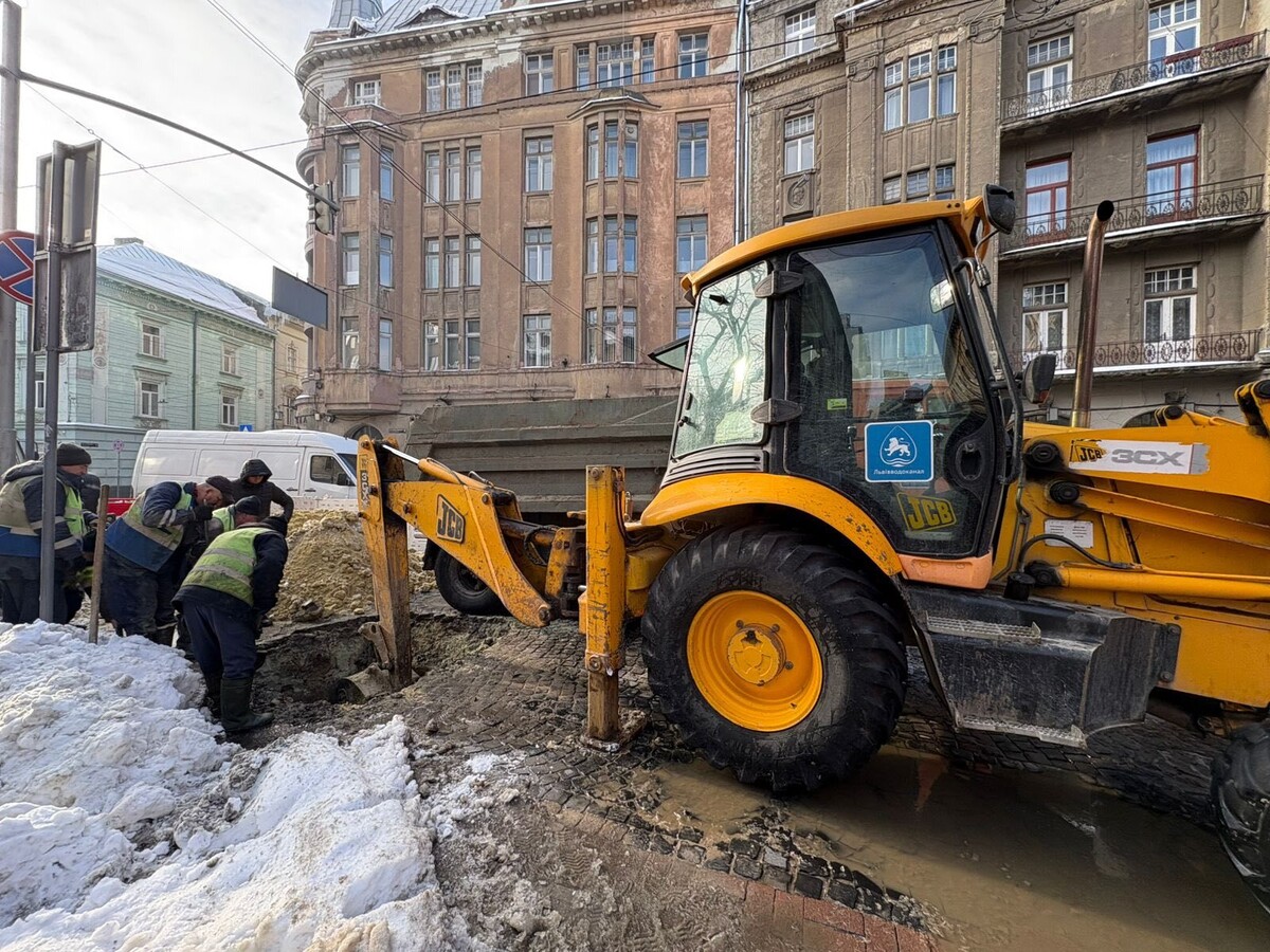 працівники Львівводоканалу і спецтехніка - жовтий екскаватор, ліквідовують витік води на перехресті вул. Князя Романа - вул. Володимира Шухевича.