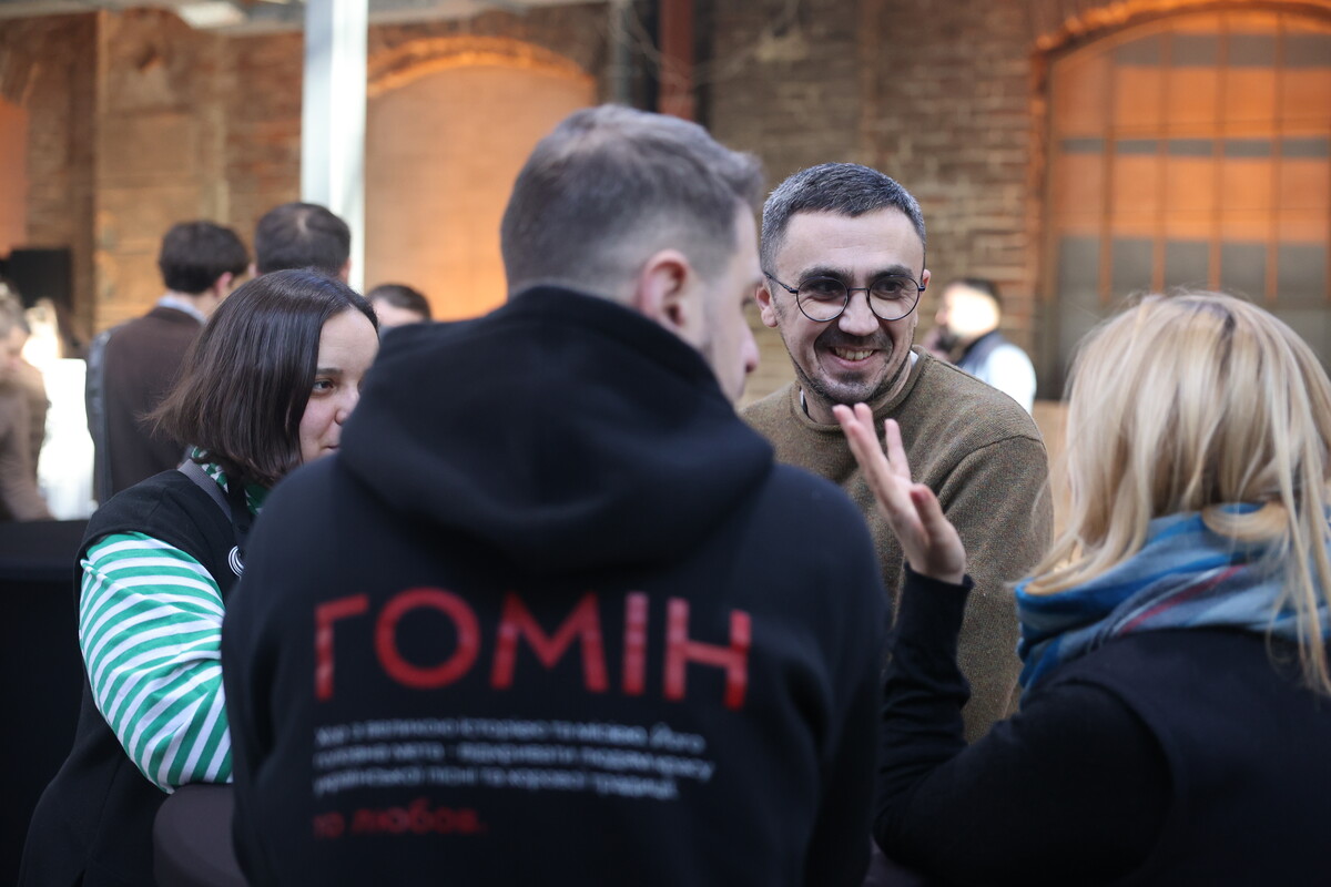 Учасники зустрічі спілкуються після офіційної презентації звіту мера за 2025 рік