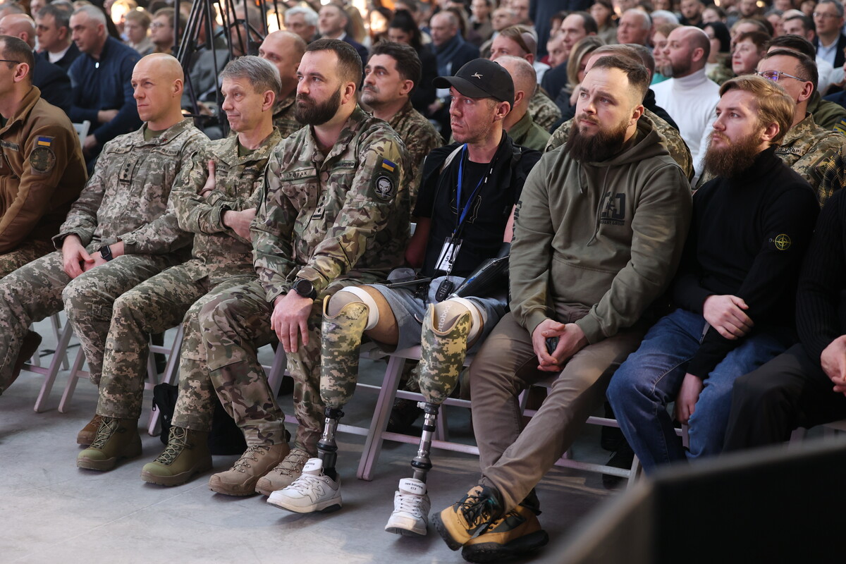Військовослужбовці та ветерани слухають виступ мера під час презентації звіту за 2025 рік. У просторі Lem Station, ревіталізованого колишнього трамвайного депо