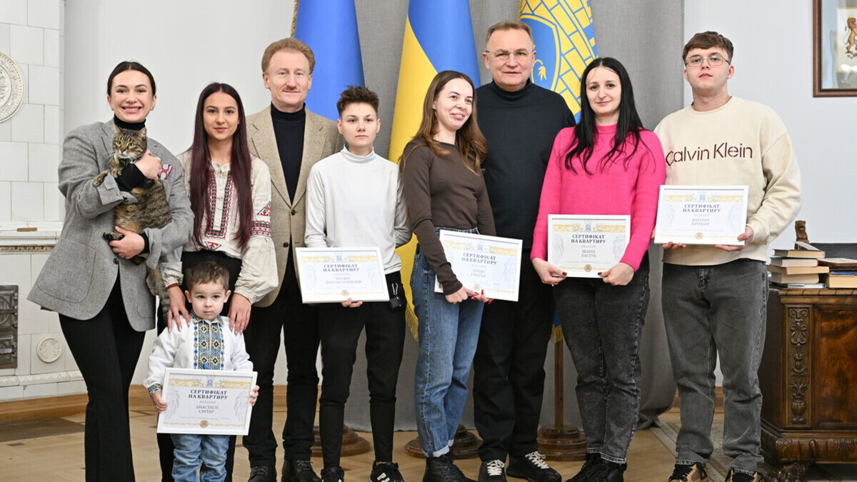 Мер Львова, діти-сироти та діти, позбавлені батьківського піклування, які отримали власне житло, тримають в руках сертифікати й ключі від помешкань