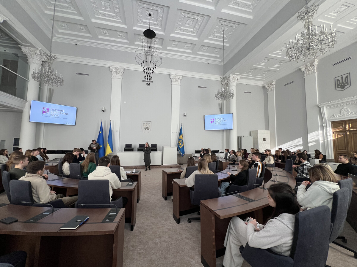 Фото 3: У Львові стартував відбір на стажування у міській раді: 250 молодих людей претендує на участь у «Першому карʼєрному кроці»