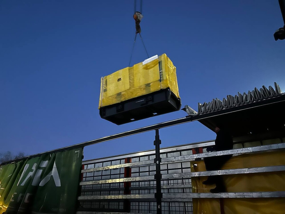 Генератори відвантажують біля Першого медичного об&rsquo;єднання Львова