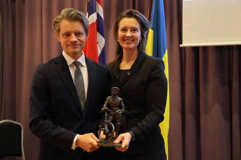Співзасновник і голова організації Fritt Ukraina, норвезький парламентарій Пітер Фрьоліх та &nbsp;Наталія Ґоліс, директорка Fritt Ukraina
