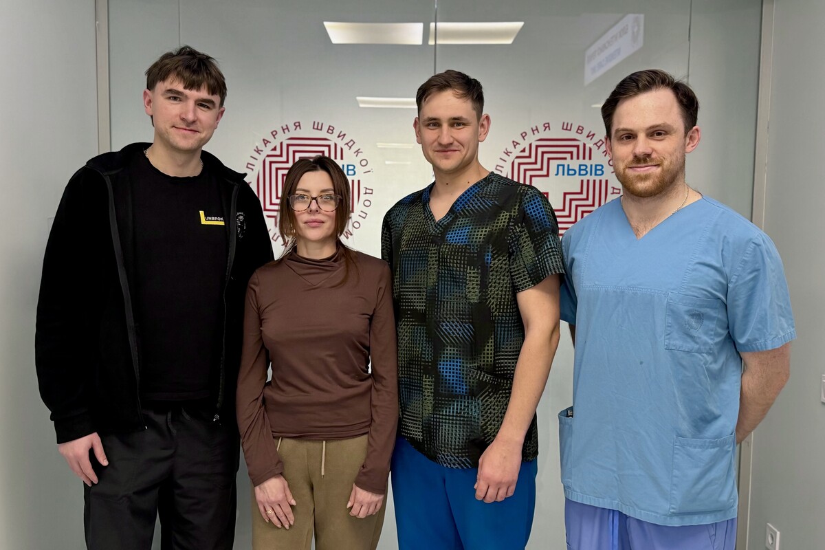 Пацієнтка Алла з трьома лікарями стоїть у холі лікарі святого Пантелеймона