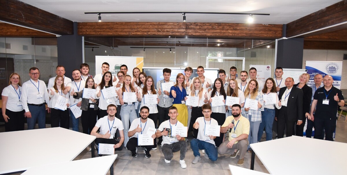 Учасники проєкту &ldquo;Mobility UP&rdquo; з сертифікатами.