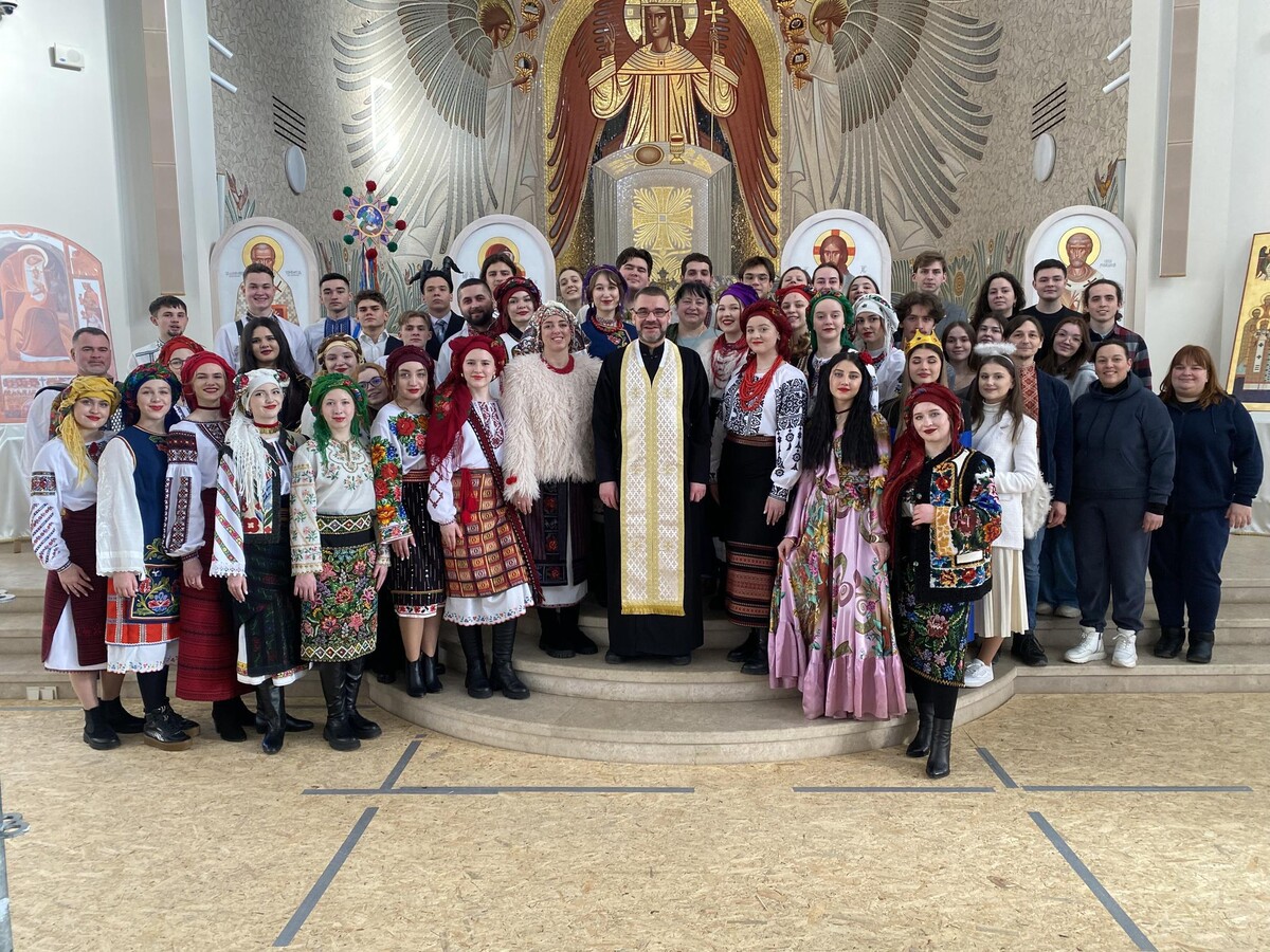 десятки студентів у костюмах персонажів вертепу та в національних строях зі звіздами