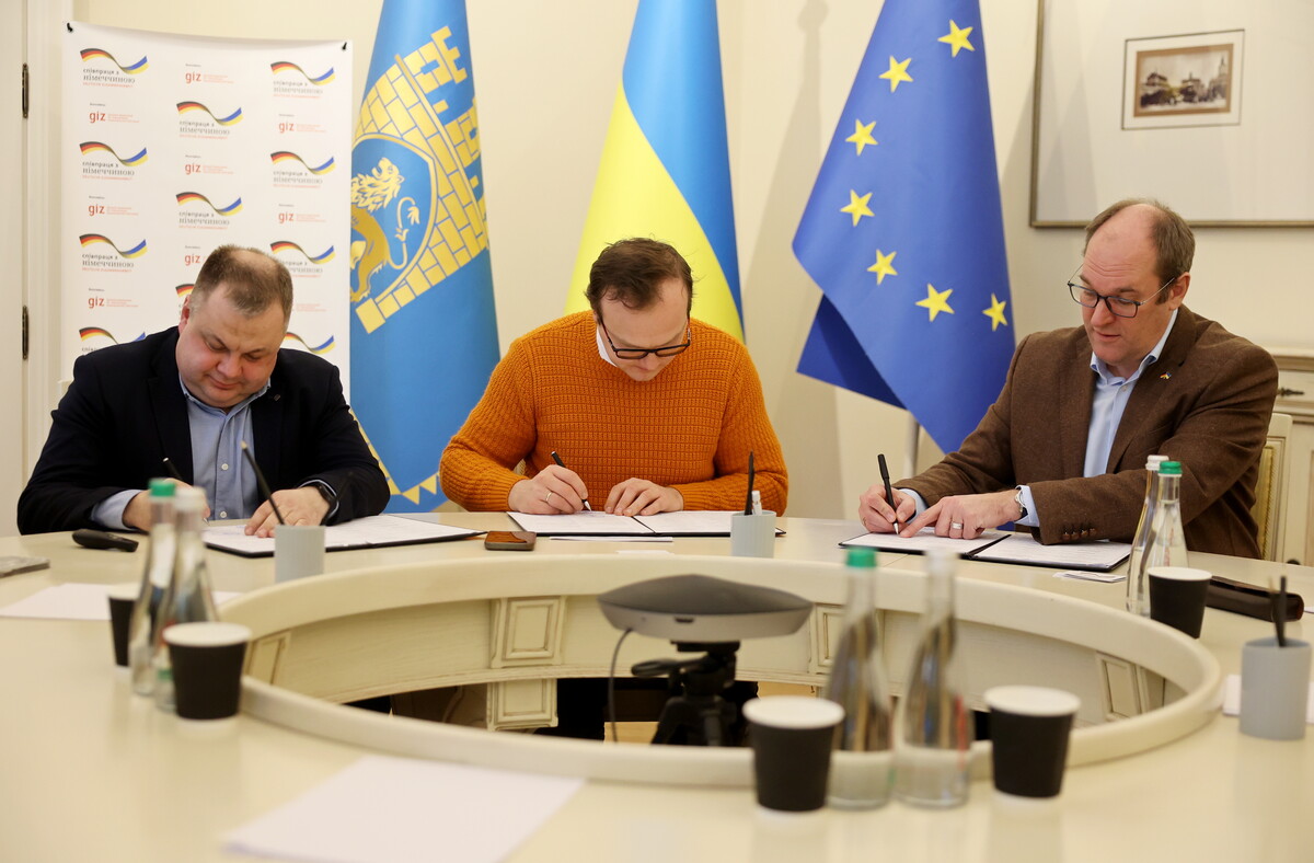 Олександр Одинець, директор ЛМКП «Львівтеплоенерго», Андрій Москаленко, перший заступник міського голови Львова та Айке Фатер (Eike Vater), керівник проєкту «EMPOWER» підписують меморандум