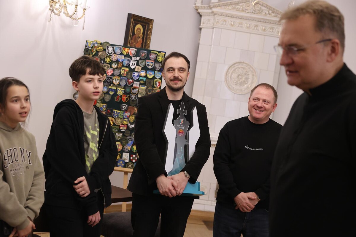Андрій Садовий спілкується із учнями та тренерами.