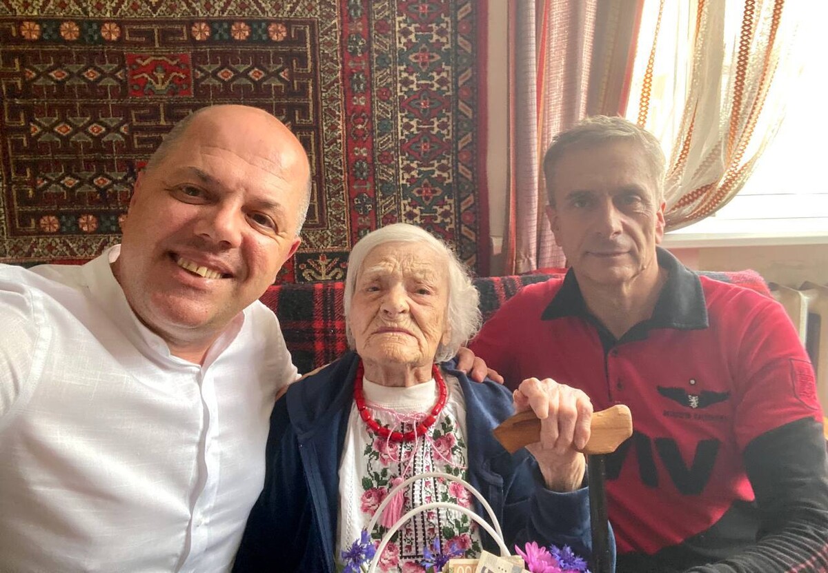 Найстарша мешканка Львова Олена Рибалко (по центру). Зліва Іван Фасольник, представник від міста, який привітав довгожительку