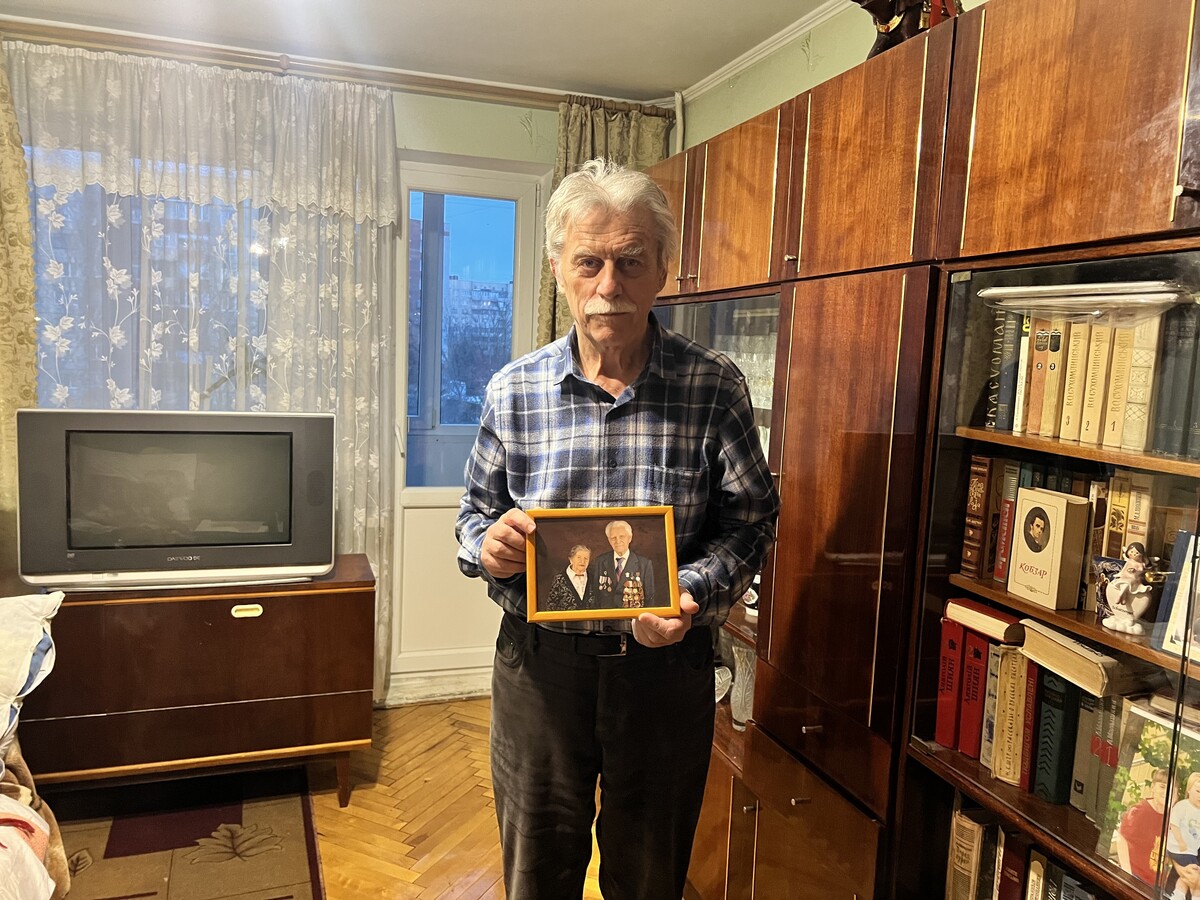 Пан Володимир - син 100-літньої ювілярки Тамари Чикиш тримає у руках фото своїх батьків