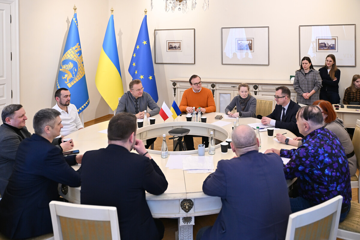 Міський голова Андрій Садовий, перший заступник міського голови Львова Андрій Москалкенко та учасники делегації Вармінсько-Мазурського воєводства під час зустрічі у Ратуші сидять за столом
