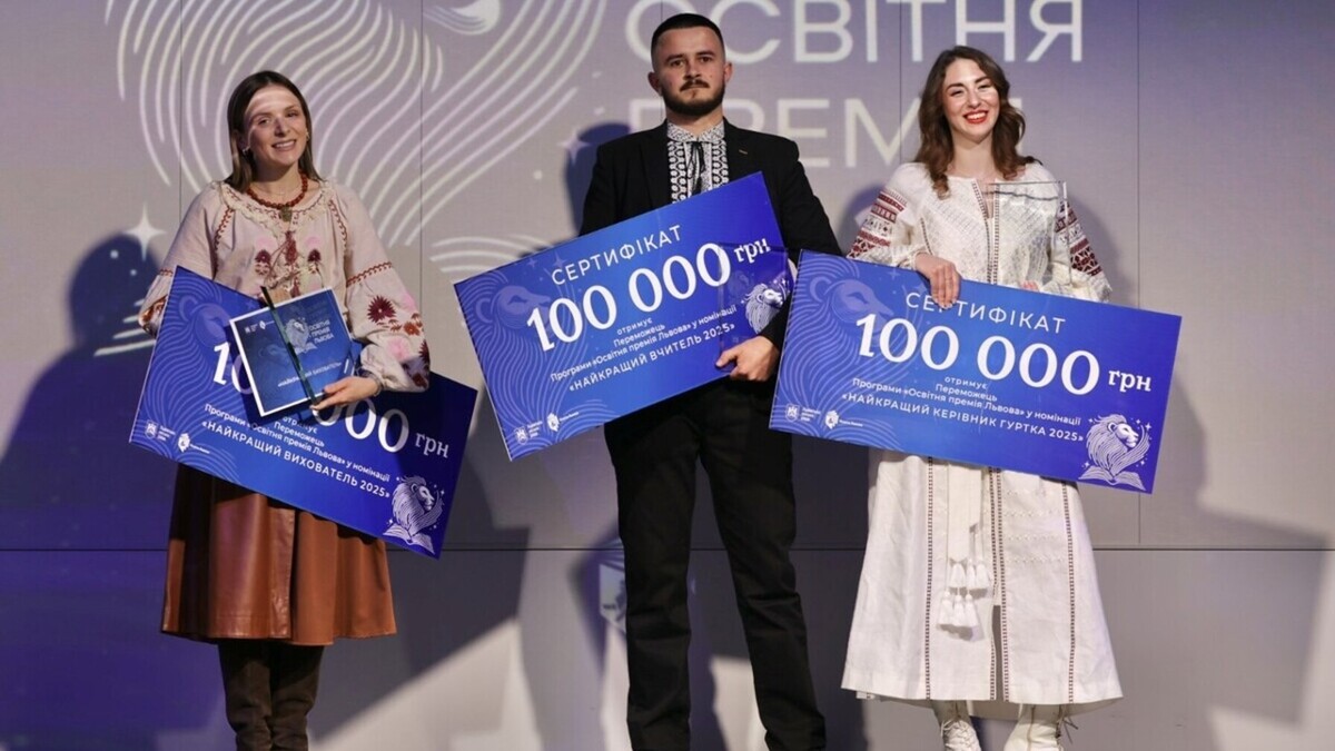 Переможці на сцені тримають у руках сертифікати.