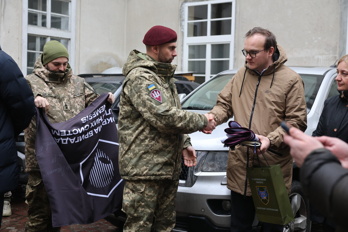 Андрій Москаленко тисне руку військовослужбовцю