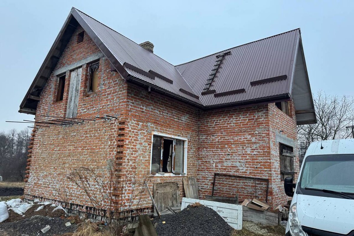 Поруйнований будинок внаслідок ворожого обстрілу