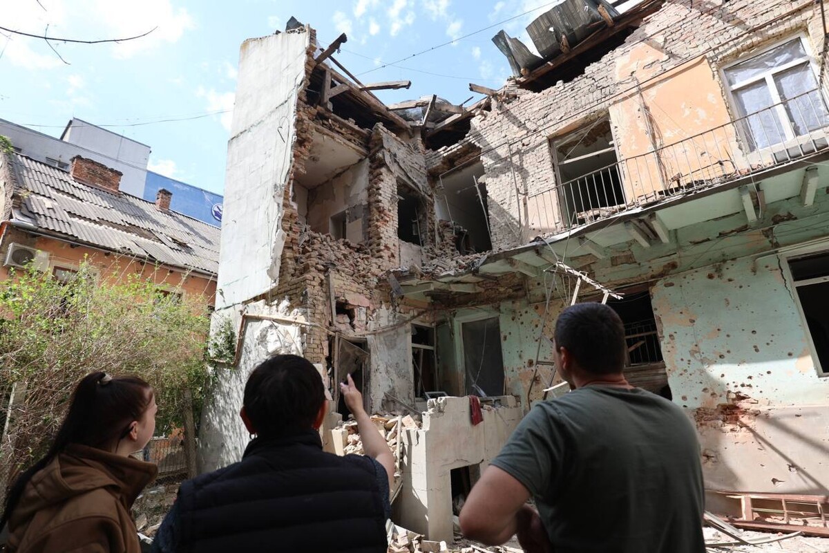 Наслідки ворожого обстрілу: дуже поруйнований будинок, де нема частини поверхів