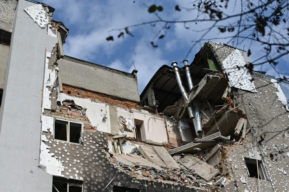 Серйозно зруйнована внаслідок ворожого обстрілу багатоповерхова житлова будівля, де центральна частина фасаду повністю обвалена
