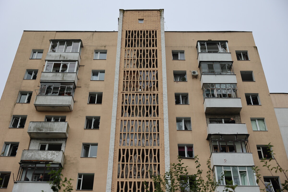 Багатоповерховий житловий будинок, в якому внаслідок ворожого обстрілу повибивало вікна