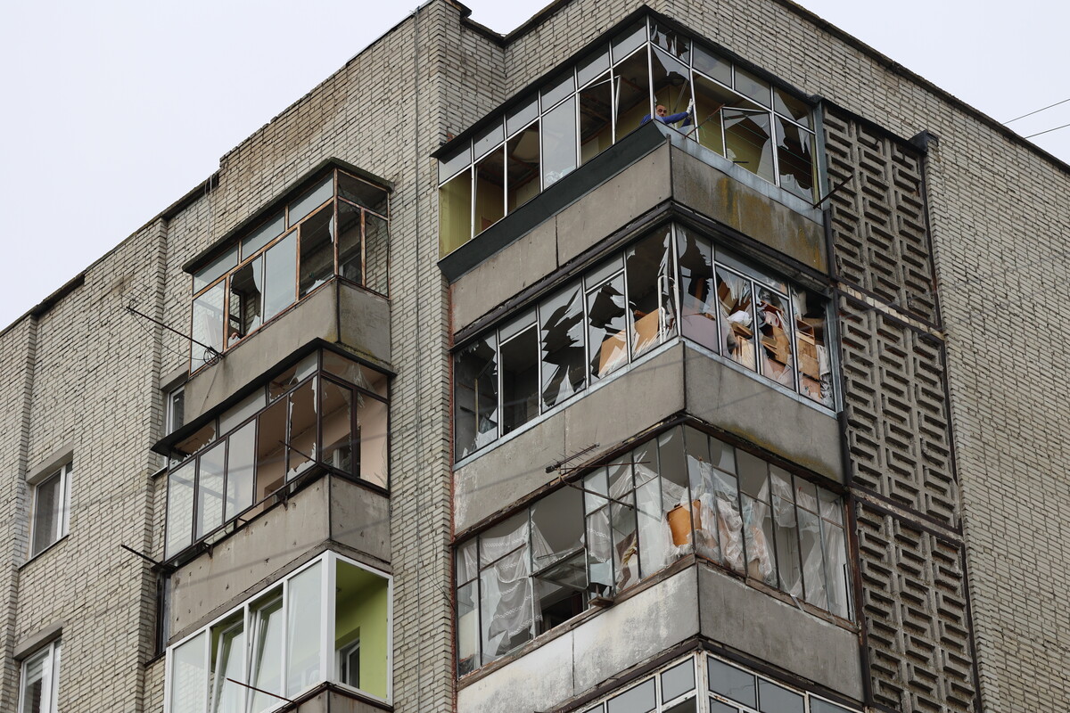 Багатоповерховий житловий будинок, в якому внаслідок ворожого обстрілу повибивало вікна в балконах