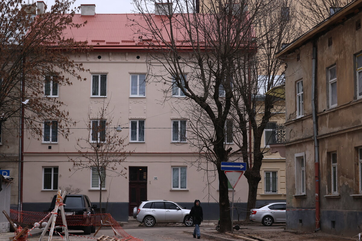 Будинок у Залізничному районі, який відновили після обстрілу