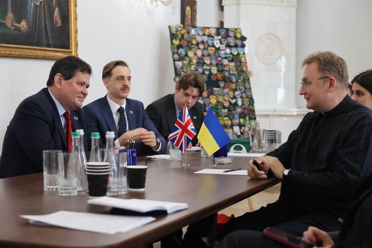 Міський голова Львова Андрій Садовий, Надзвичайний і Повноважний Посол Великої Британії в Україні Ніл Кромптон та представники посольства під час зустрічі у Ратуші