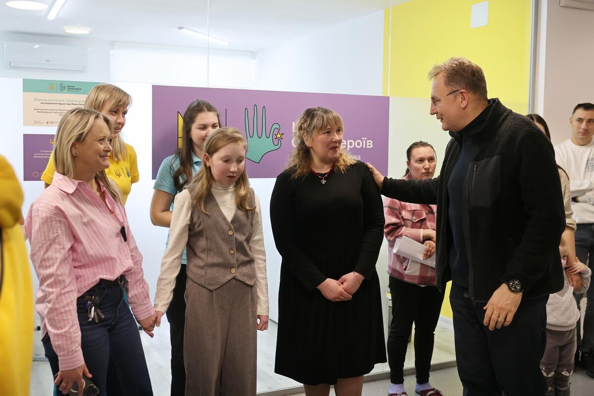 Мер Львова Андрій Садовий розмовляє із Олексюк Євою та її мамою Іриною.