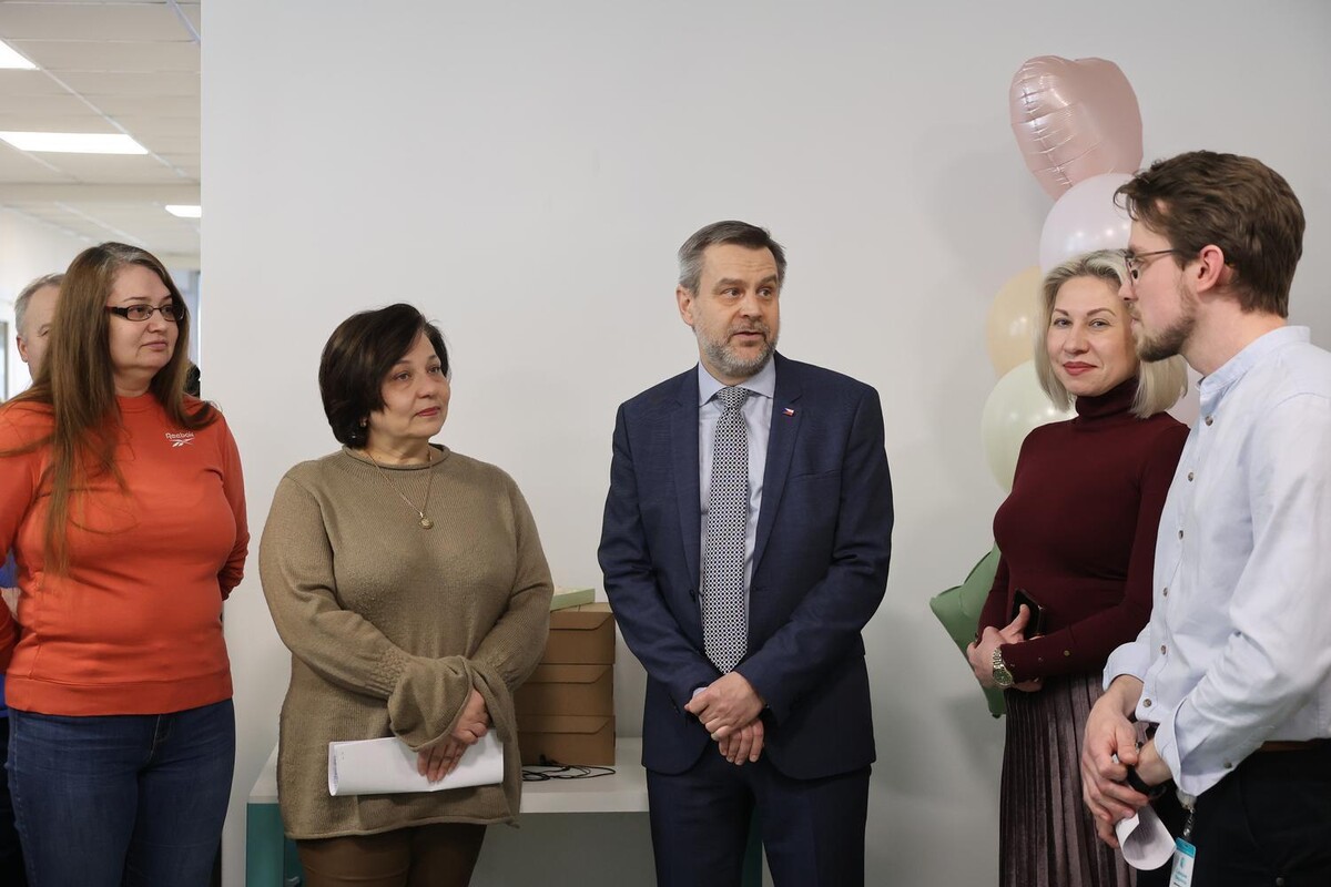 Петр Поспішіл, заступник Генерального консула Чеської Республіки у Львові посередині, поруч керівник Клініки дитячої онкології Северин Фернеза та благодійники.