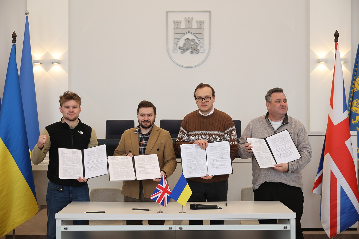 Учасники підписання меморандуму тримають в руках документи