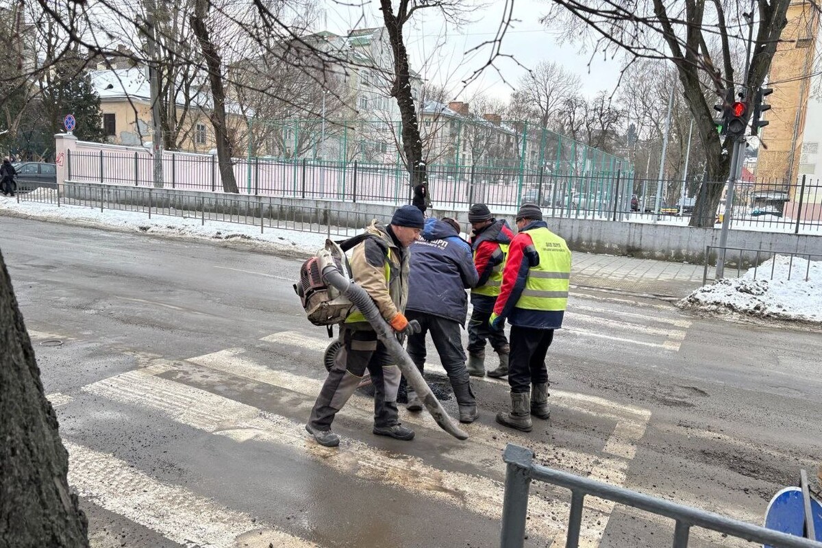 Фото 2: Чи дійсно кладуть асфальт у воду? Що насправді стоїть за «зимовим» ремонтом доріг