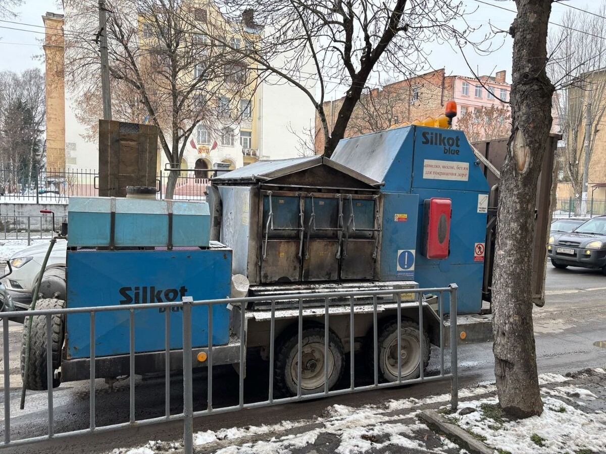 Фото 1: Чи дійсно кладуть асфальт у воду? Що насправді стоїть за «зимовим» ремонтом доріг