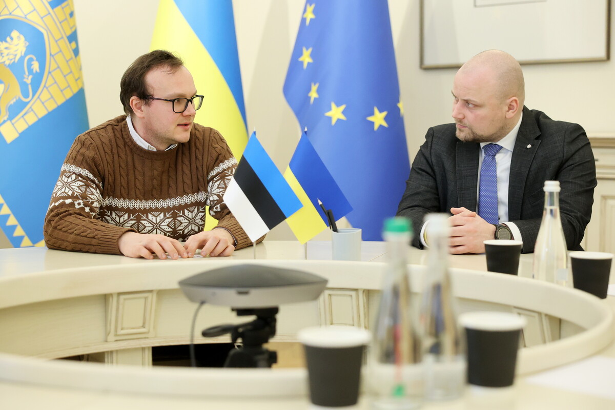 перший заступник міського голови Львова Андрій Москаленко та заступник міського голови Таллінна Крістіан Ярван розмовляють