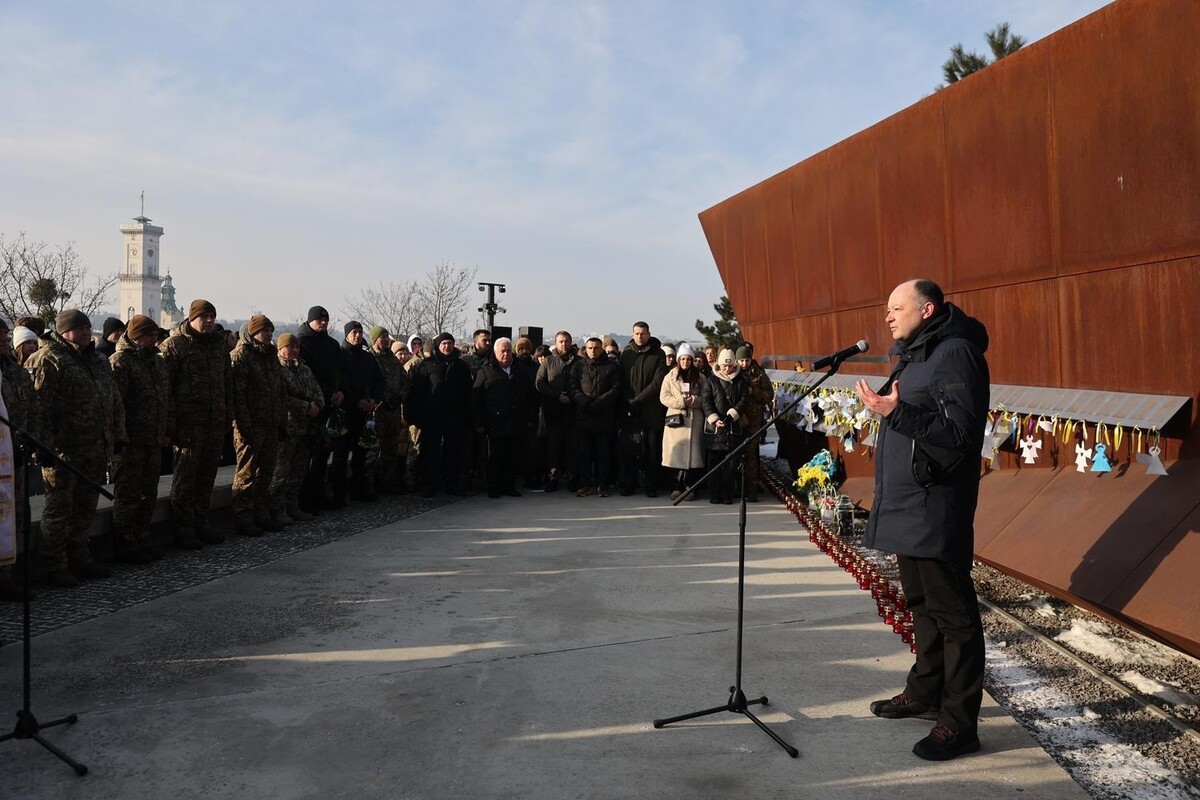 Заступник міського голови Львова Любомир Зубач говорить у мікрофон перед військовослужбовцями, духовенством, учасниками акції, Меморіалі Героїв Небесної Сотні