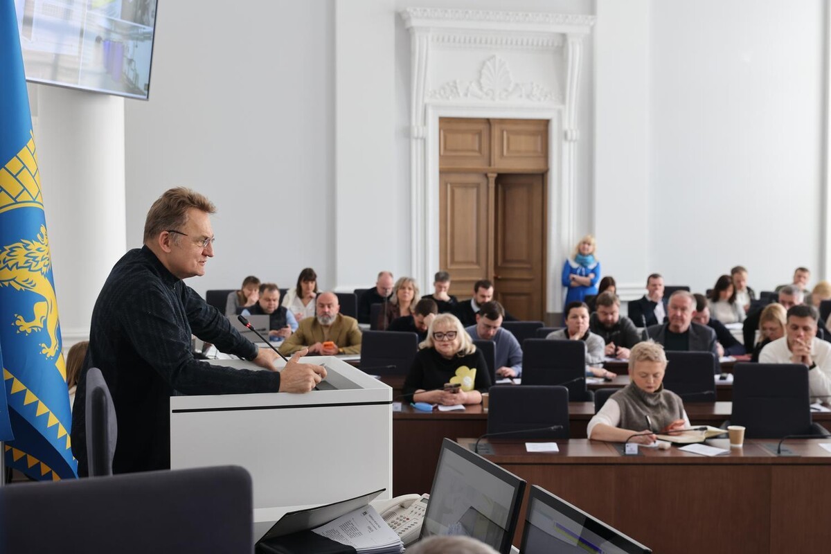 Андрій Садовий за трибуною презентує підсумки своєї роботи за 2025 рік