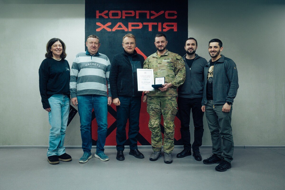Фото 2: Від громади Львова: командир корпусу &laquo;Хартія&raquo; Ігор Оболенський отримав відзнаку &laquo;Залізний Лев&raquo; (відео)