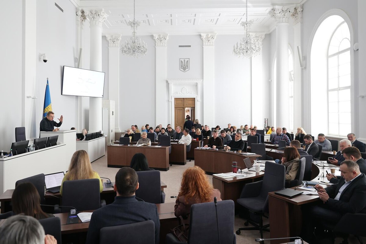 сесійна зала Львівської міської ради. Депутати слухають звіт мера Андрія Садового про підсумки роботи у 2025 році.