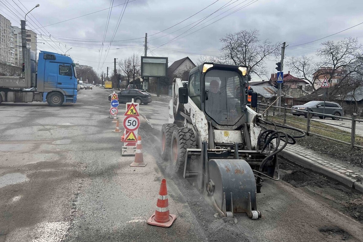 Фото 1: Від сьогодні у&nbsp;Львові розпочинають ліквідовувати аварійні ями на&nbsp;дорогах гарячим асфальтом