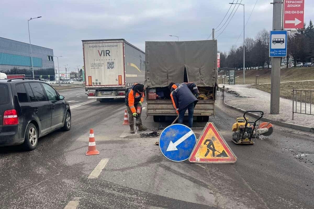 Фото 2: Від сьогодні у&nbsp;Львові розпочинають ліквідовувати аварійні ями на&nbsp;дорогах гарячим асфальтом