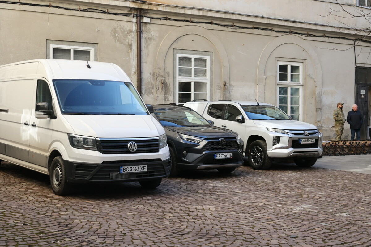 Передані автомобілі військовослужбовцям