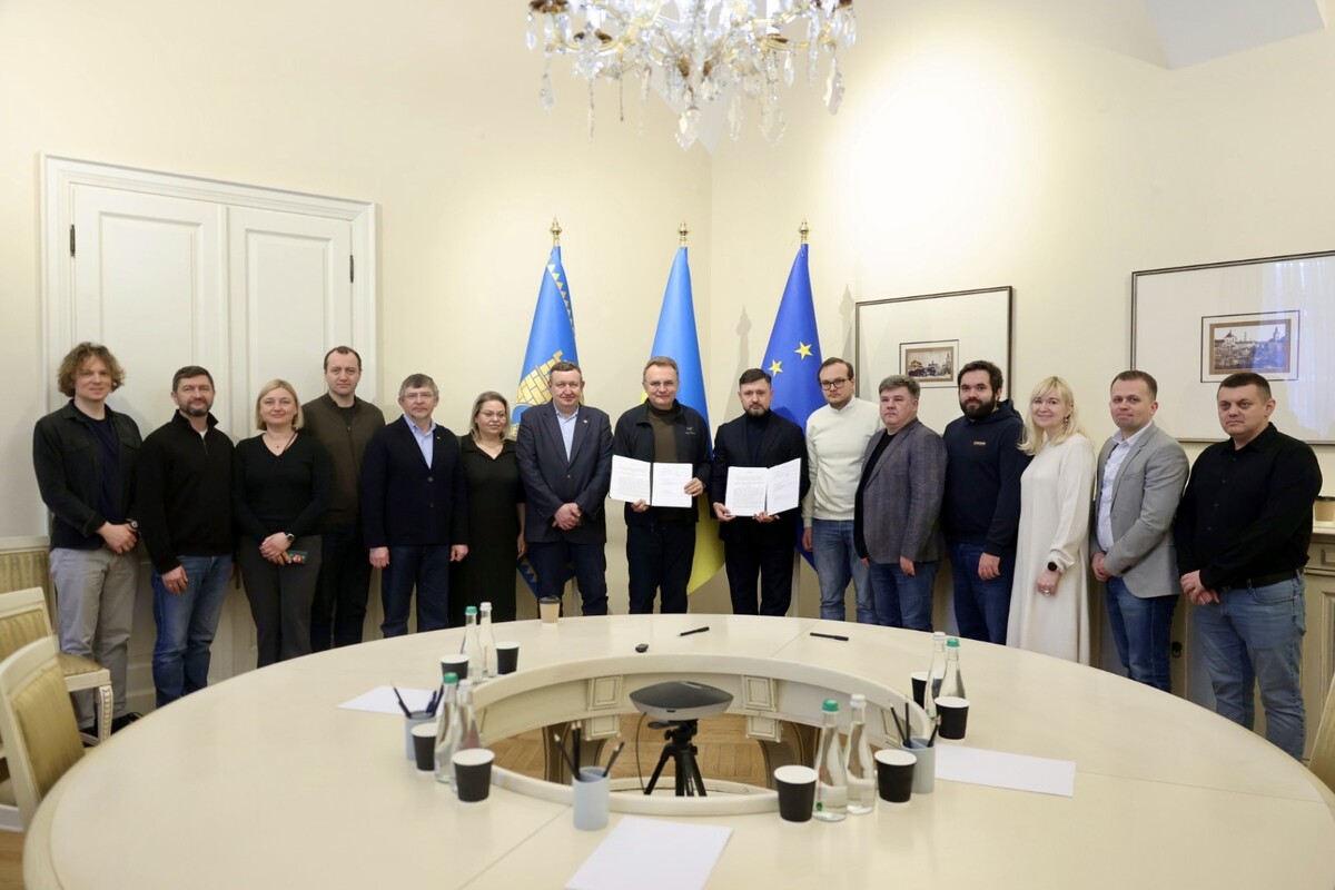 Мер Львова Андрій Садовий, мер Маріуполя Вадим Бойченко, посадовці та депутати Львівської міської ради на фоні прапорів ЄС, України та Львова в Білій залі Львівської міської ради