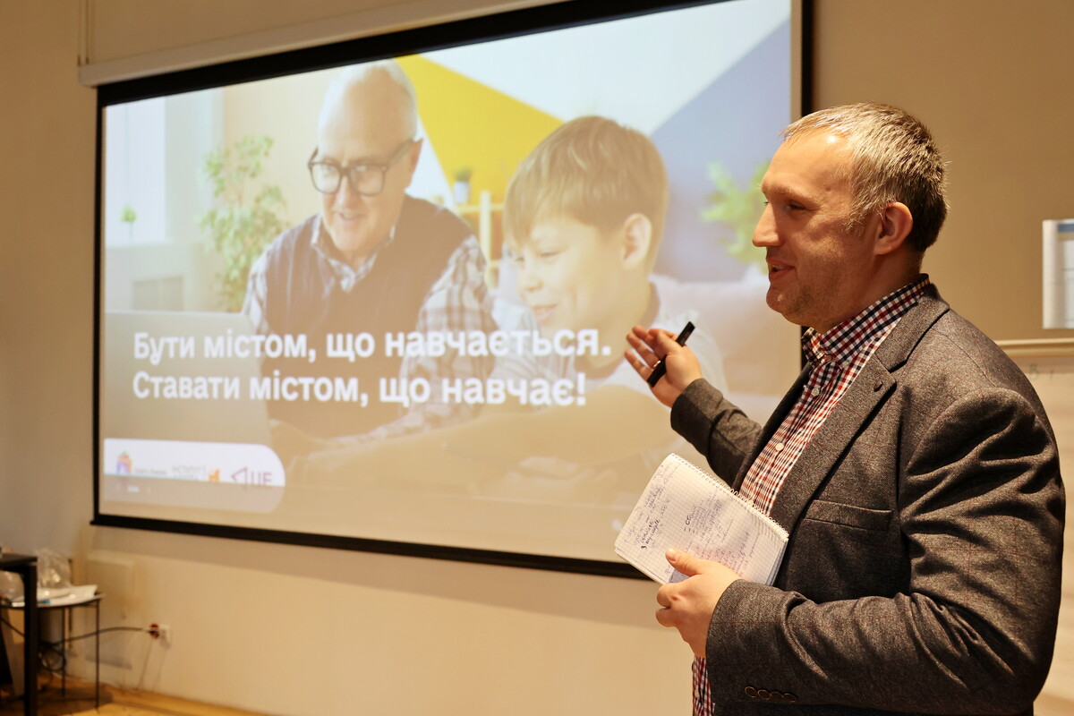 Керівник стратегічних програм Інституту міста Андрій Пундор виступає перед учасниками дискусії.