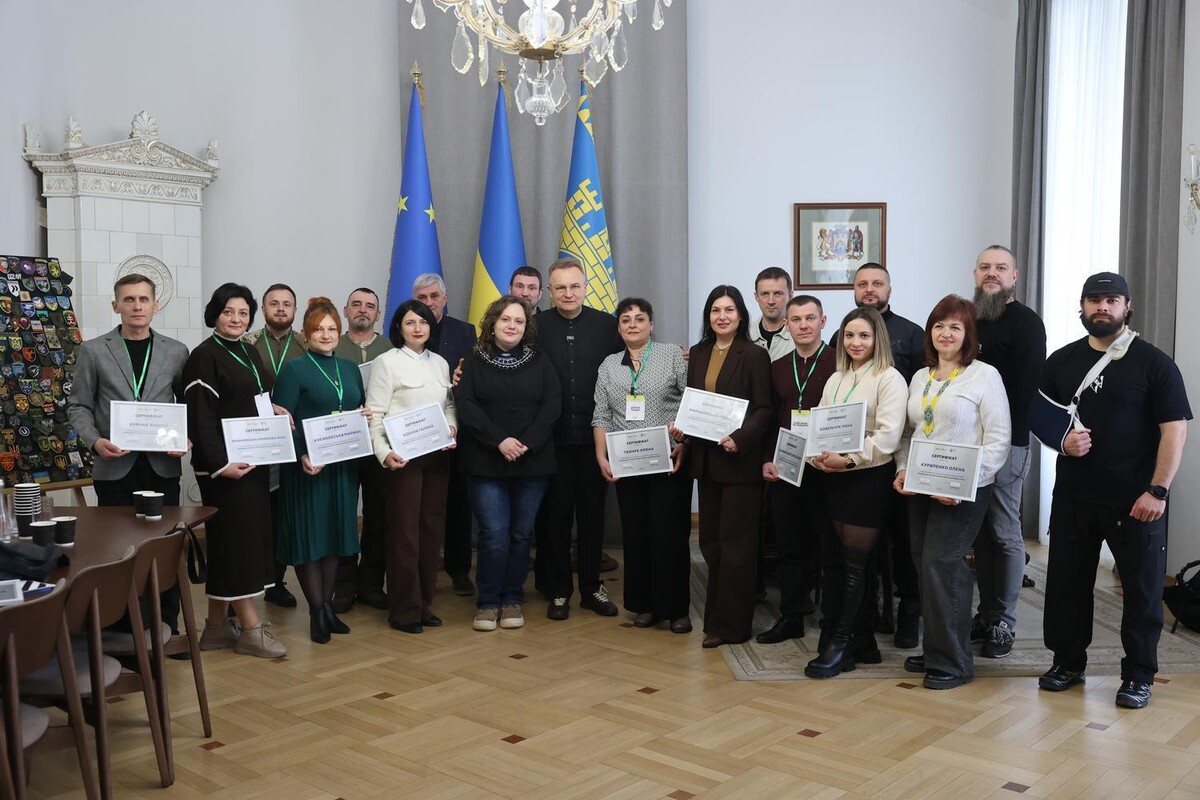 Учасники навчальної резиденції &laquo;Ветеранська політика Львова: виклик, який формує місто&raquo; тримають сертифікати про закінчення програми і позують для фото разом із міським головою Андрієм Садовим