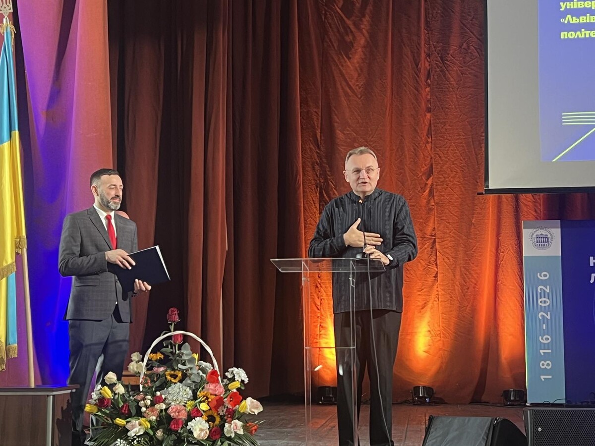 мер Львова Андрій Садовий виступає, стоячи за скляною трибуною на сцені