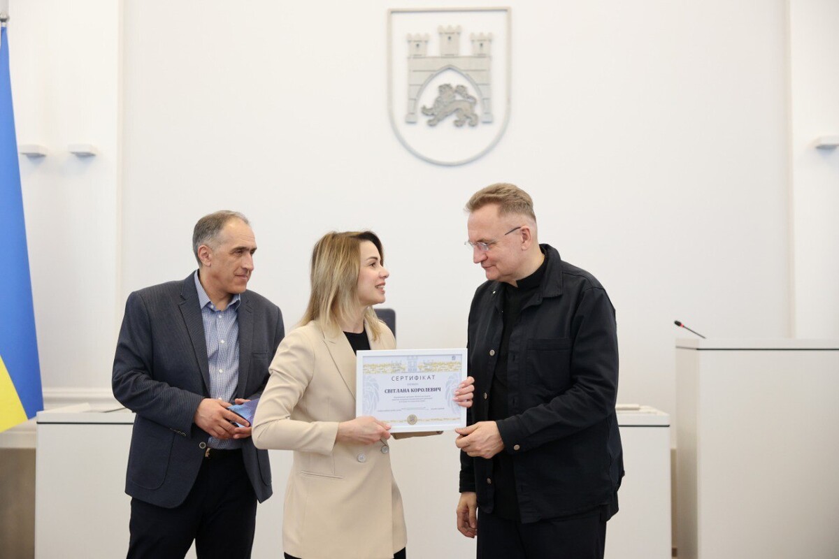 Мер Львова Андрій САдовий вручає сертифікат одній з переможець конкурсу про отримання гранту та завершення програми &ldquo;Відвага до бізнесу&rdquo;. Біля них Володимир Суслов, керівник напрямку стратегічного розвитку В2В клієнтів Західного кластеру Київстар
