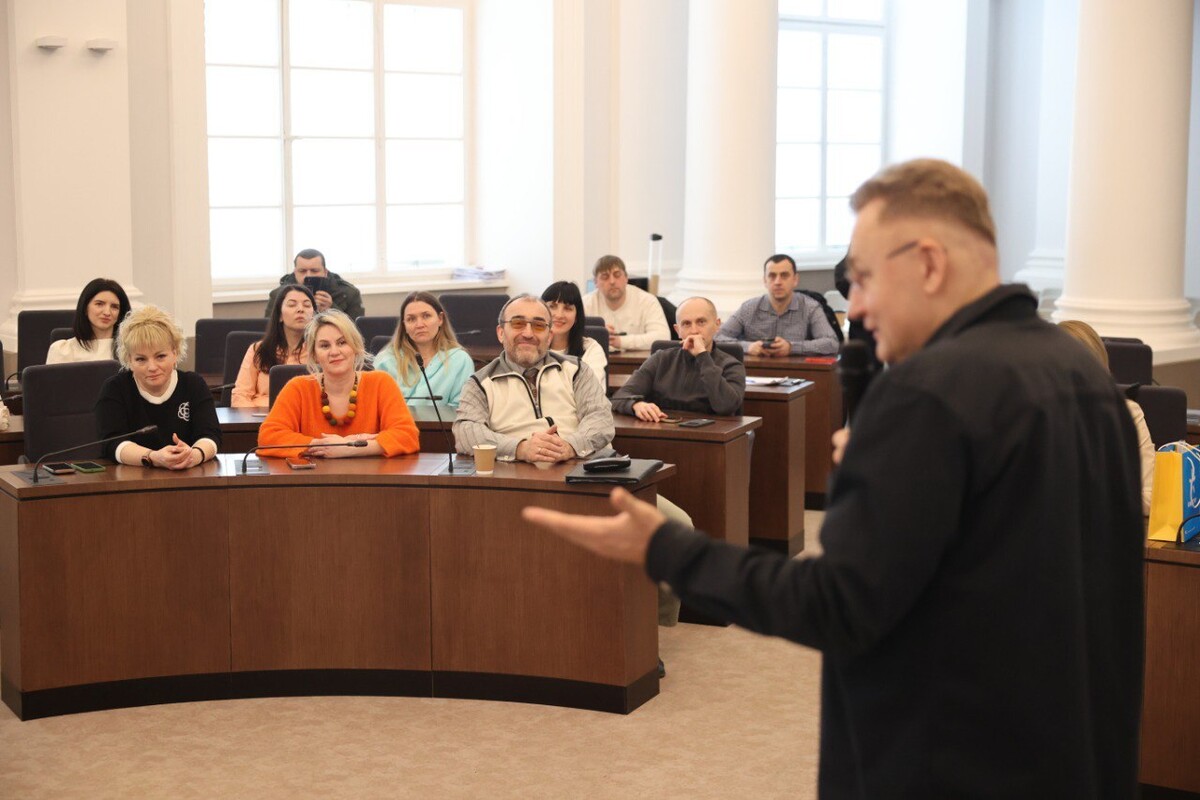 Мер Львова Андрій Садовий виступає перед учасниками програми &ldquo;Відвага до бізнесу&rdquo; у Великій сесійній залі Ратуші. Більше десятка учасників сидять за столами та слухають міського голову