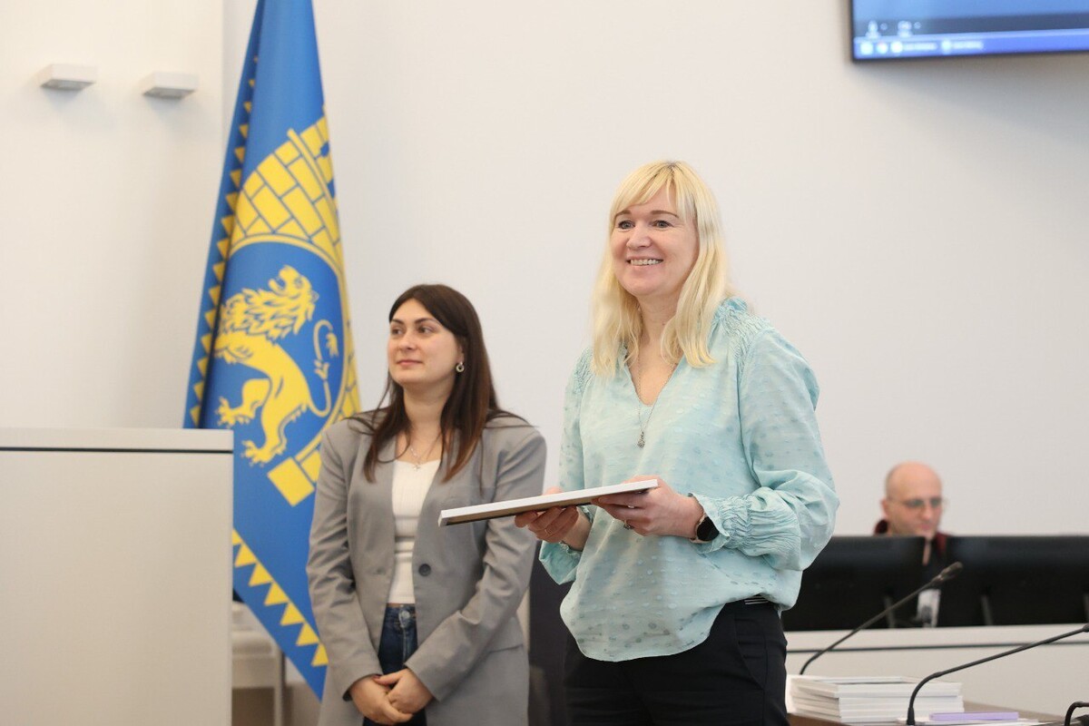 Інна Свистун, директорка департаменту економічного розвитку Львівської міськради, та Юлія Войтехова, директорка Центру підтримки підприємництва Львівської міськради під час вручення сертифікатів переможців грантового конкурсу програми &ldquo;Відвага до бізнесу&rdquo; Львівської міськради у Великій сесійній залі Львівської ратуші. Позаду них прапор Львова