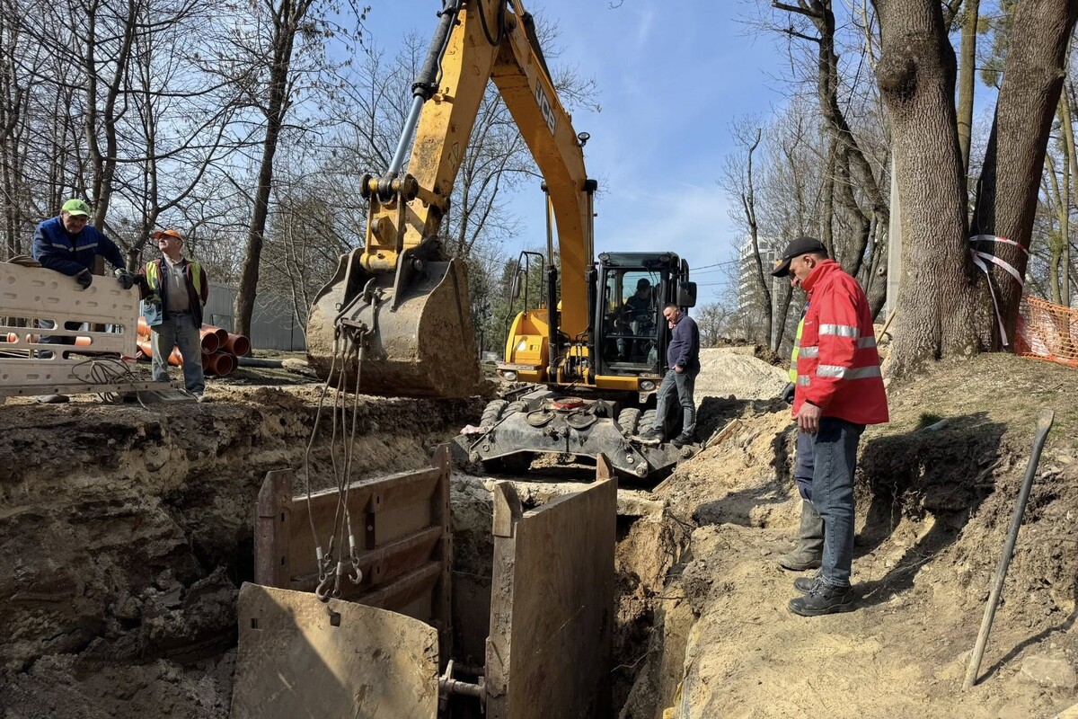 Фото 2: На&nbsp;вул.&nbsp;Сокола-Батька замінюють один із найстаріших у&nbsp;Львові каналізаційних колекторів